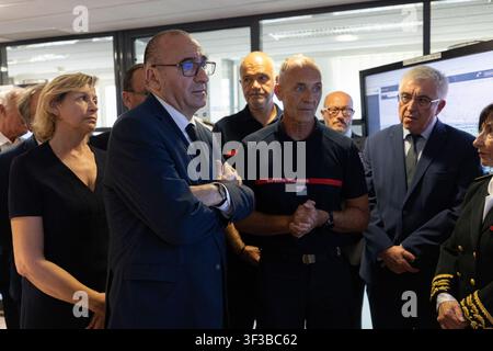 Bordeaux, Frankreich. 22. Juli 2026. Laurent Nuñez, Minister für Inneres, besucht die SDIS 33-Zentrale in Bordeaux, Frankreich, am 22. Juli 2026 während einer offiziellen Reise nach Gironde, wo er lokale Behörden, Feuerwehrleute und Beamte trifft, um das laufende Feuer in Saumos zu besprechen, zwei bei dem Feuer in Mérignac getötete Feuerwehrleute ehrt und die zur Bekämpfung der Waldbrände eingesetzten operativen Ressourcen überprüft. Foto von Stéphane Duprat/ABACAPRESS.COM Credit: Abaca Press/Alamy Live News Stockfoto