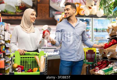 Muslimisches Familienpaar Auf Lebensmittelgeschäft Einkaufen Gemüse Im Supermarkt Auswählen Stockfoto