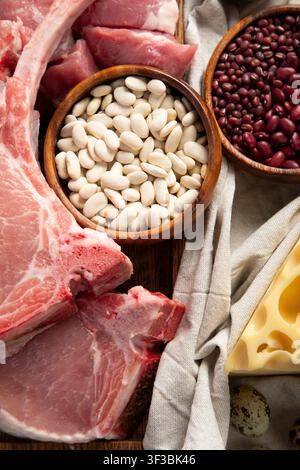 Asortierung pflanzlicher veganer Proteinprodukte auf hellem Hintergrund. Draufsicht. Stockfoto
