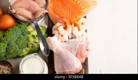 Asortierung pflanzlicher veganer Proteinprodukte auf hellem Hintergrund. Draufsicht. Stockfoto