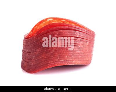Pepper-Salami-Scheiben stapeln isoliert, dünne Wurstscheiben. Geschnittener trockener Chorizo, Wurststücke rund, Peperoni-Pizza-Zutaten auf weißem Hintergrund Stockfoto