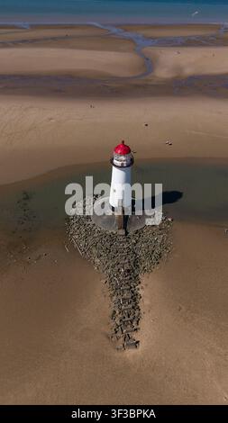 Luftbilddronensicht des Point of Ayr Leuchtturms und Talacre Beach bei Ebbe Stockfoto