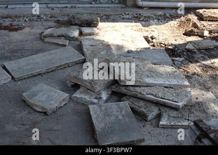 Zerbrochene Steinplatten und Zementtrümmer auf der Baustelle Stockfoto