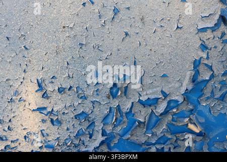 Schälende und rissige blaue Farbtextur auf verwitterter Oberflächenhintergrund Stockfoto
