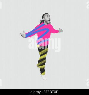 Aufgeregter Mann springt in farbenfrohem Pullover und gestreiften Hosen, Studiohintergrund, lustiges Konzept Stockfoto