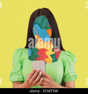 Unerkennbare Frau hält ein Smartphone mit abstraktem farbigem Design, moderner Hintergrund Stockfoto