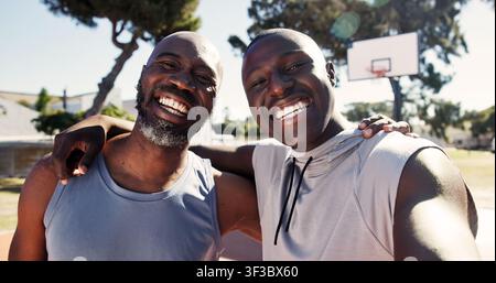 Porträt, Vater und erwachsener Sohn mit Selfie, Umarmung und Lächeln zusammen für Fitness auf dem Basketballplatz. Glücklich, schwarze Menschen und reifer Vater im Freien in Stockfoto