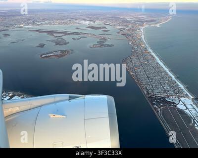 Luftaufnahme von Long Beach und der Rockaway-Halbinsel vom Flugzeugfenster nach dem Start vom JFK, New York Stockfoto