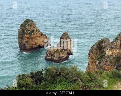 Meeressäulen und Felsformationen im Ozean an der Ponta da Piedade, Portugal Stockfoto