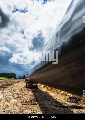Niedrigwinklige Ansicht einer großen Stahlrohrleitung auf einer Baustelle Stockfoto