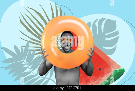 Glücklicher schwarzer Mann mit orangefarbenem Schwimmer lächelt im Sommer, Pool-Party-Konzept Stockfoto