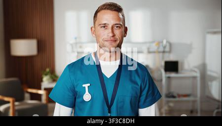 Porträt, Krankenschwester und Mann im Krankenhaus für Gesundheitsversorgung, Wellness-Service und Berufsintegrität in der Klinik. Über uns, männliche Person und medizinischer Fachmann Stockfoto