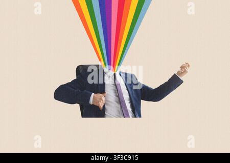 Unerkennbarer Geschäftsmann mit Regenbogenfarben, die von seinem Kopf ausgehen, in einer Büroumgebung Stockfoto