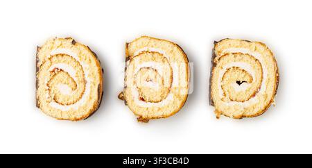 Schweizerrolle, runder Biskuitkuchen isoliert, geschnitten gerollter Vanillekeks mit Marmeladenfüllung, Schweizer Dessert, Logokuchen auf weißem Hintergrund Stockfoto
