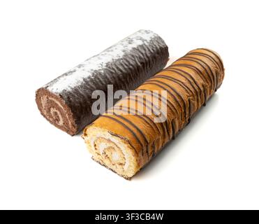 Schokoladen-Schweizer Rolle, runder Biskuitkuchen isoliert, geschnittener gerollter Vanillekeks mit Kakaocrem-Füllung, Schweizer Dessert, Logkuchen auf weißem Hintergrund Stockfoto