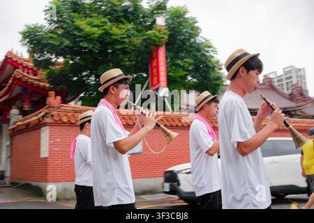 Taipei, Taiwan – 27. Jun 2026: Junge Musiker einer Beiguan-Band spielen Suona auf der Straße während der Geburtstagsparade des Stadtgottes von Xiahai. Stockfoto