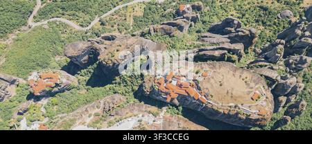 Luftbild von oben der Klosteranlagen Great Meteoron und Varlaam auf Klippen mit umliegenden Felsformationen in Meteora Kalambaka Thessalien Gr Stockfoto
