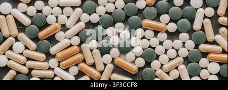 Oberflächenansicht Flachlayout-Hintergrund verschiedener grüner Chlorella-Pillen und Kräuterkapseln für einen gesunden Lebensstil, organisches Nahrungsergänzungsmittel und Nährstoffüberv Stockfoto