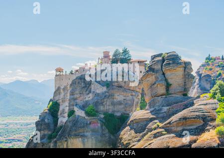 Scenische Landschaftsansicht des Großen Klosters Varlaam, das auf einer hohen Felsformation thront, mit Talpanorama im UNESCO-Weltkulturerbe Meteora nahe Kalambaka Griechenland Stockfoto