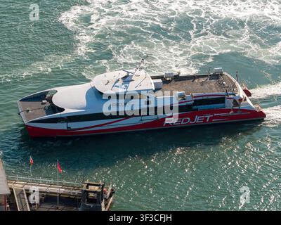 Isle of Wight England, 14. Juli 2026: Luftbild einer Red Funnel Red Jet Hochgeschwindigkeits-Passagierfähre, die den Cowes Harbour auf der Isle of Wight verlässt Stockfoto