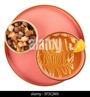 Rotlinsensuppe mit Sahne und Croutons isoliert Stockfoto