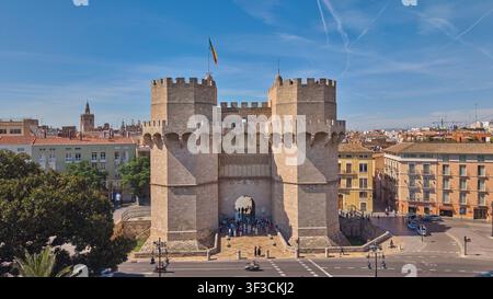 Historische Serranos-Türme in Valencia, Spanien, aus erhöhter Perspektive betrachtet. Valencia, Spanien - 31. Mai 2026. Stockfoto