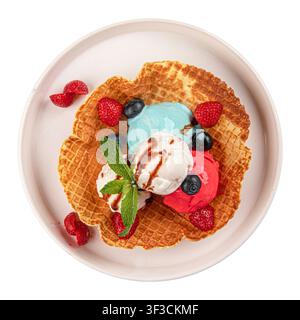 Eisschöpfe in einer Waffelschale isoliert Stockfoto
