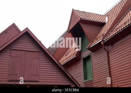 Nahaufnahme der ikonischen rot gestrichenen Holzfassaden und Ziegeldächer in Bergen, Norwegen, ideal für Reise- und Kulturerbe-Redaktionellen Gebrauch. Stockfoto