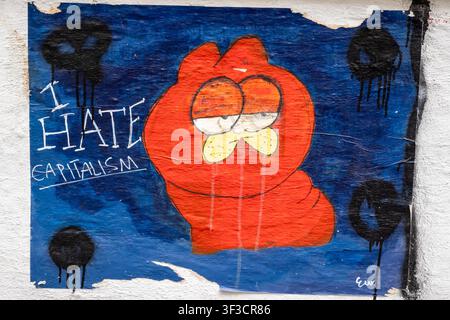 Kühne Straßenkunst-Paste-Up in Bergen mit Garfield und dem Slogan 'Ich hasse den Kapitalismus', lebendige urbane redaktionelle Kunst. Stockfoto