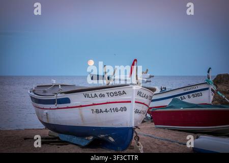 Tossa de Mar, Spanien. 16. September 2016, Fischerboote von Tossa de Mar bei Vollmond Stockfoto