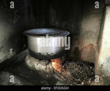 Traditioneller Holzofen (Chulha) für die Innenraumkochung im ländlichen Indien. Brennholz trägt zur Luftverschmutzung im Innenraum bei. Stockfoto