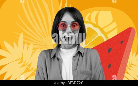 Lächelnde junge Frau mit kurzen Haaren, die eine rote Sonnenbrille trägt, Sommerstimmung, fröhlicher Ausdruck, Outdoor-Konzept Stockfoto
