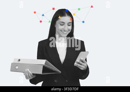 Lächelnde junge asiatische Frau, die ein Smartphone benutzt, während sie Ordner im Büro hält, Geschäftskonzept Stockfoto