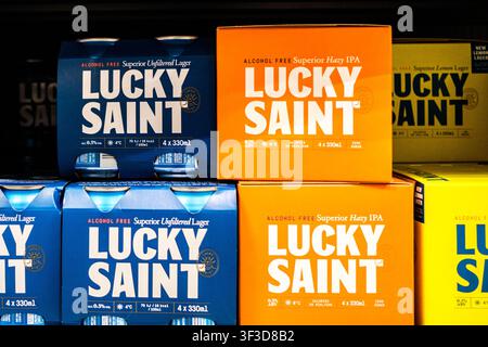 London UK, 21. Juli 2026, Nahaufnahme eines Supermarkt-Regaldisplays mit Mehrpacks von Luck Saint alkoholfreiem ungefiltertem Superior Lager Stockfoto