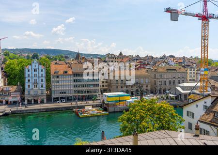 Panoramische Skyline-Ansicht des Ufers der Limmat mit Baukran. Zürich, Schweiz - 23. Juni 2026 Stockfoto