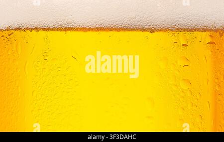 Bierblasen aus der Nähe, Getränke und Kunden bestellen im Pub. Drink Texture, Business und Werbung Stockfoto