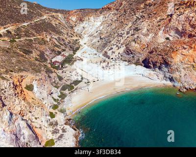 Panoramische Luftaufnahme von verlassenen Schwefelminen und Strand, Milos-Insel, Griechenland Stockfoto