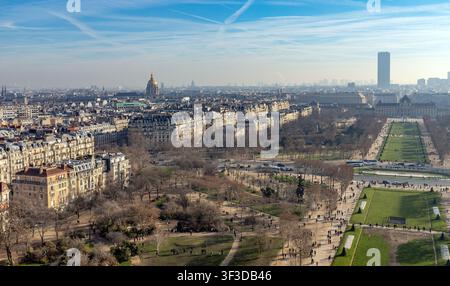 Blick auf den Champ de Mars, Les Invalides und den Montparnasse-Turm, Paris, Frankreich Stockfoto