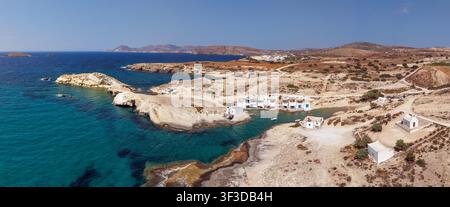 Panoramische Luftaufnahme des Fischerdorfs Agios Konstantinos mit Syrmata, Milos-Insel, Griechenland Stockfoto