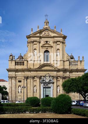 Barocke Kirchenfassade mit Statuen im Zentrum von Palermo, Sizilien Stockfoto