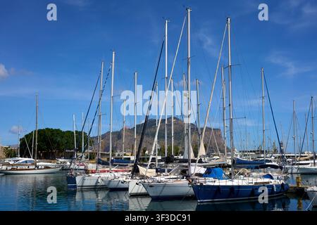 Yachten, die im Yachthafen von Palermo festgemacht sind, mit Monte Pellegrino im Hintergrund Stockfoto