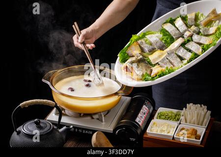 Tischgepochter großer gelber Umber in reichhaltiger Bohnensuppe Stockfoto