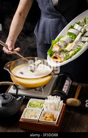 Tischgepochter großer gelber Umber in reichhaltiger Bohnensuppe Stockfoto