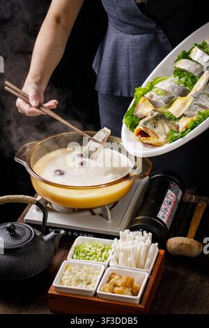 Tischgepochter großer gelber Umber in reichhaltiger Bohnensuppe Stockfoto