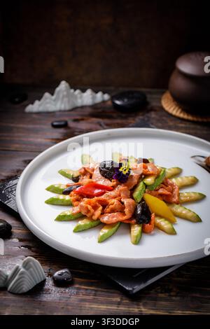 Knuspriges Schweinehalsfleisch mit knusprigem Melonen in Teriyaki-Sauce gebraten Stockfoto