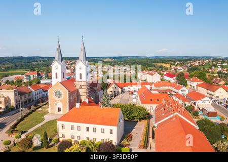 Luftbild der Kirche St. Maria Magdalena in der Stadt Cazma, Moslavina, Kroatien Stockfoto