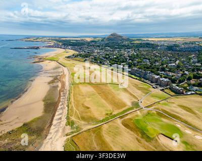 Luftaufnahme der Fairways des historischen North Berwick Golfplatzes, der aufgrund der anhaltenden Sommerdürre ausgetrocknet und trocken ist, East Lothian, Schottland Stockfoto