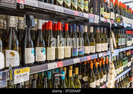Weinflaschen auf Ladenregalen in einem Supermarktgang. London, UK, 3. März 2024 Stockfoto