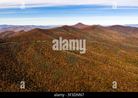 Roadtrip auf einer bergigen Panoramaroute während der Hochsaison des Herbstes. Autofahrt bei Landschaften voller lebendiger Herbstfarben. Stockfoto