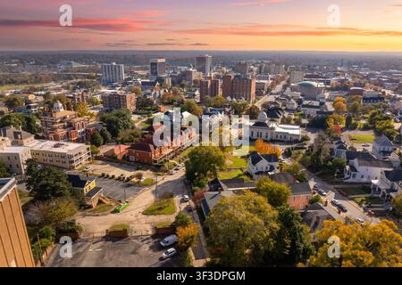 Panoramablick auf die Stadt Macon, Georgia, mit historischen Gebäuden, klassischer südländischer Architektur und urbanen Straßen in einem traditionellen amerikanischen Stil Stockfoto